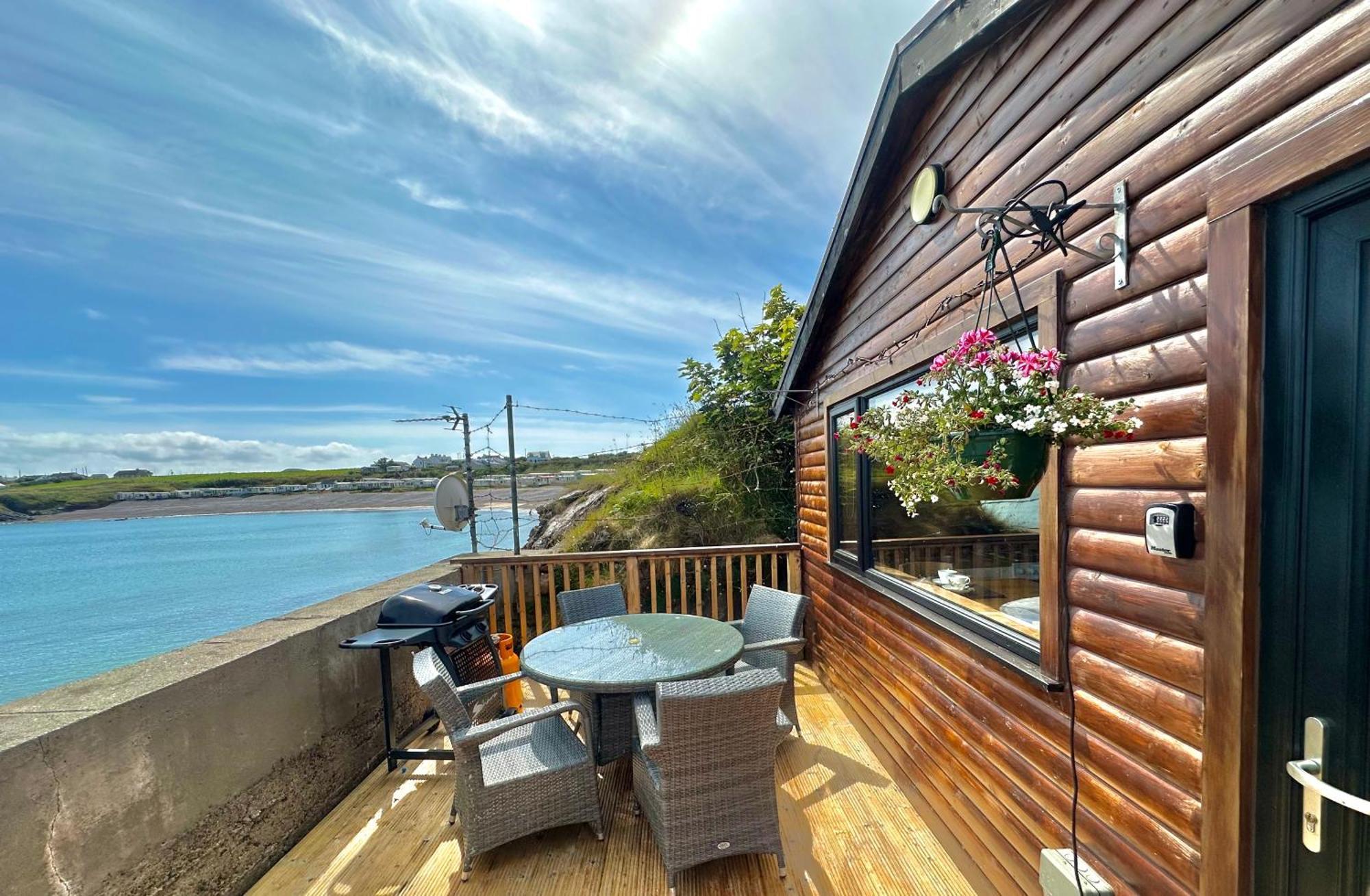 Cosy Portmor Log Cabin- Sea Views, Deck & Relaxation Malin Head Dış mekan fotoğraf